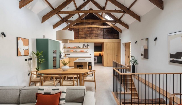 LOWER WALREDDON BARN, pet friendly, with open fire in Tavistock