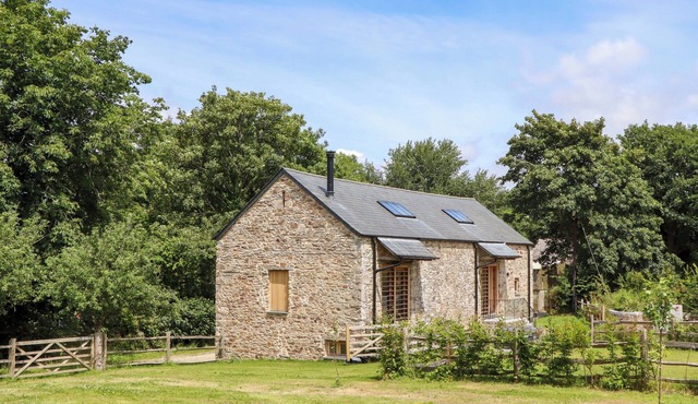 LOWER WALREDDON BARN, pet friendly, with hot tub in Tavistock
