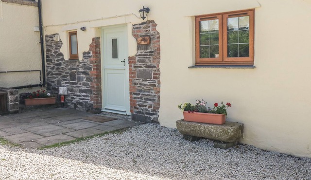 LOWER WEST CURRY COTTAGE, pet friendly, with a garden in Launceston