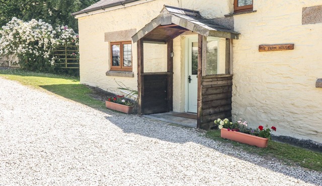 LOWER WEST CURRY FARMHOUSE, pet friendly in Launceston