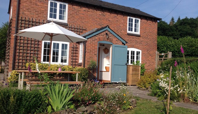 LOWER WOODEND COTTAGE, family friendly in Bircher Common