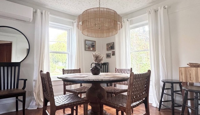 Lower your anchor and unwind at this harbour side home!