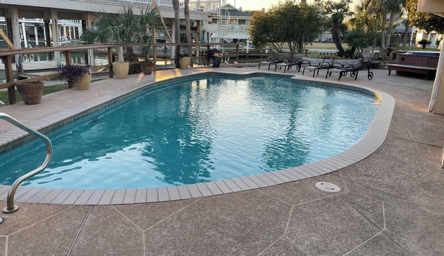 Lowest prices ever! 7BR 6 BA pool, hot tub on water proms