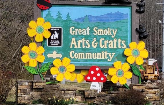 LOWEST PRICES OF THE YEAR Enjoy the Smoky Mountains AN ENTIRE HOME Sleeps 10 Pet friendly