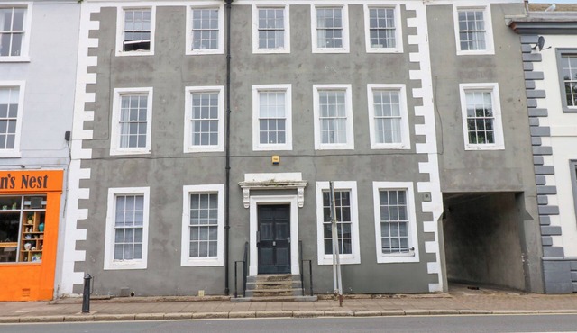 LOWTHER SUITE, romantic, character holiday cottage in Whitehaven