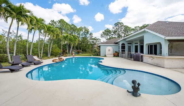Loxahatchee Retreat: 5BR, Pool, BBQ, Kid-Friendly!