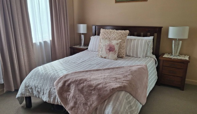 Loxton Holiday Home Pet Friendly, 350m walk to shops & river, wheelchair access.