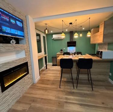 loyika , résidence avec caméra et digicode possibilité location voiture Mercedes ,garage ,T3 climatisation ,cheminée, Netflix, petit déjeuner offert, boisson rafraîchissante pour la bienvenue, repas du soir fondue, raclette , barbecue sur demande