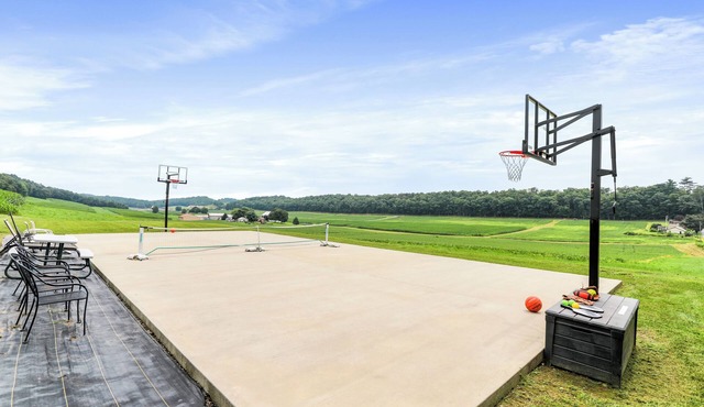 Loysville Charm Meets Cabin 3-Bedroom with A/C, Fitness Room & peaceful Living