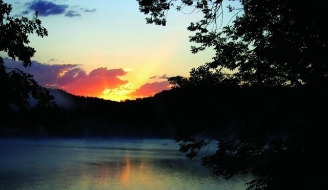 LOZ Family Fun Lakefront Vacation Home #1, 5000sf, 6 bdr, 4 bath, 1 is ADA