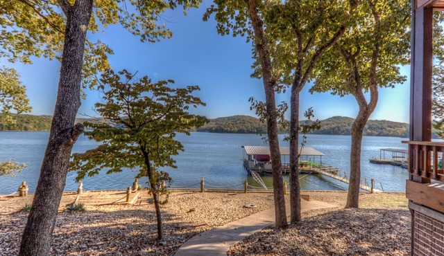 LOZ Family Fun Lakefront Vacation Log Home #8 , 6500sf, 5bd, loft, 4 bath