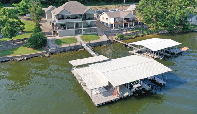 LOZ Family Fun Lakefront Vacation Home #9, 7bdr, 4 baths, sleeps 27