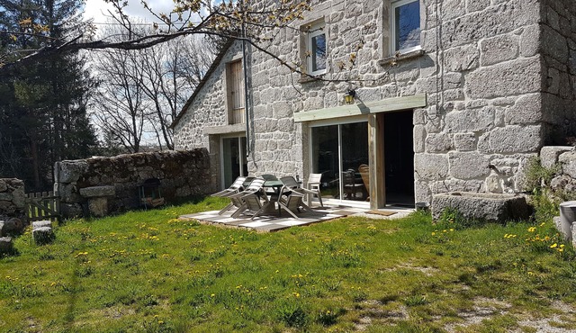 Lozère Rieutort quiet gite on the edge of a small hamlet, near a stream