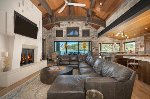 LP Lakefront House - Private Dock, 7000+ Square Feet of Space, Stunning Views, Impeccable Quality