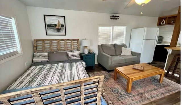LPC 4 Vintage Fishing Cabin, Lake View, Boat Parking, near boat ramp, slps 2