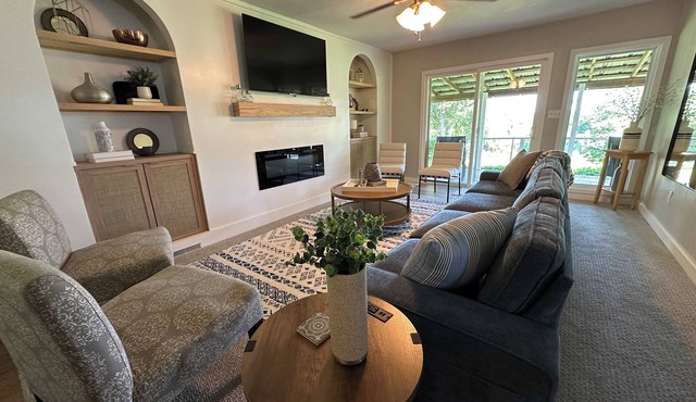 LPC 6 - Lake View Bungalow, sleeps 8, Boat parking, near boat ramp & pickleball.
