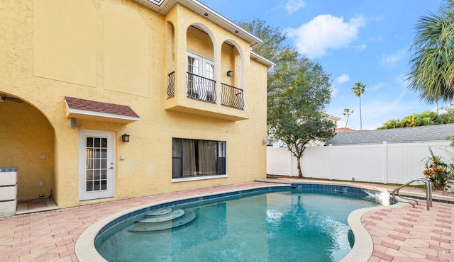 Lrg 5 bdrm Tampa house on Davis Island heated pool, gulf cart, great walkability