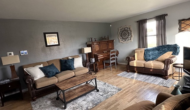 Lrg family hm 5min drive to two hospitals, cancer center,colleges & METRA Arena