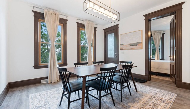 Lrg Flat: Steps to Zoo & Nightlife, Nr Attractions