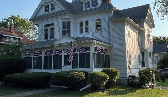 Lrg Pvt upstairs Apt in the heart of SL short walk to lake, parks, and BVU.