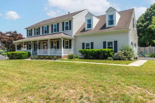 Lrge 5 BR 9 Beds Near DC-Pool, Hot Tub, Gym, Game Rm, Fire Pit