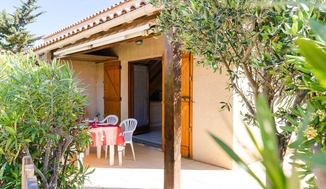 LS34 bungalow sleeps 5 in residence with swimming pool