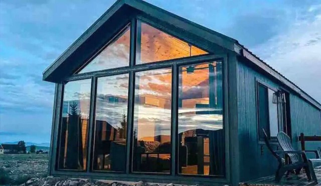 lturas 2: Clean, Modern 2BR Cabin, Big Windows for Big Mountain View’s