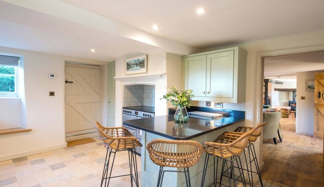 Luxury Interior Designed Retreat ❃ w/Tennis Court, Garden and Rural Views