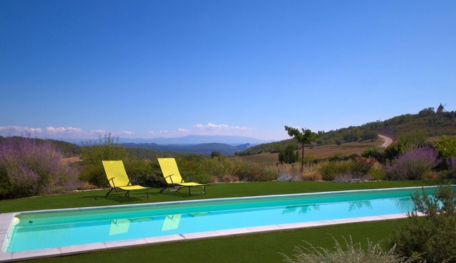 Luberon: independent suite of 37 m2 in contemporary house with private pool