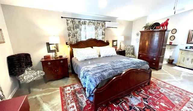 Lubbock Room in Red Oak Lodge @ Towering Oaks b&b