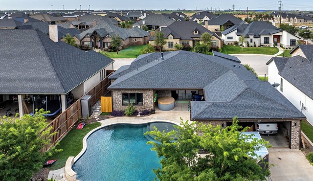 Lubbock's Modern Oasis Pool/Hot Tub Gorgeous home
