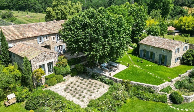 Luberon – A magnificent character property – Sleeps 17