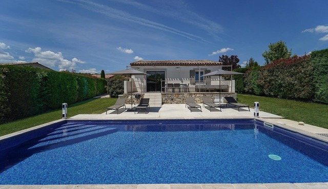 Luberon Contemporary house with heated pool in a 4-star resort