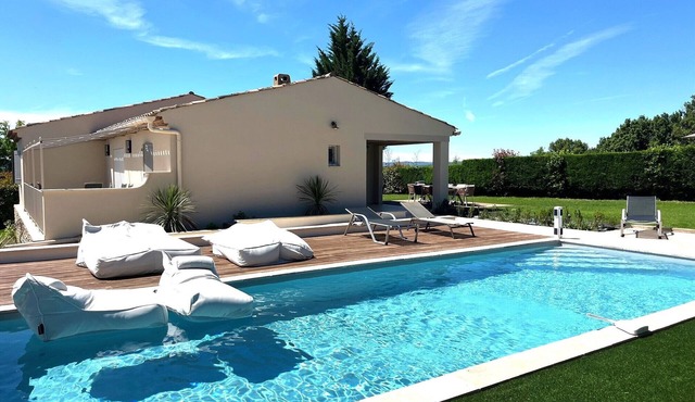 Luberon, contemporary villa with heated pool in a 4-star resort