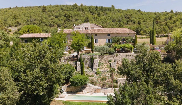 Luberon – A charming property enjoying a beautiful view – Sleeps 14