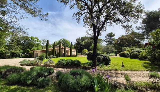 Luberon, Menerbes, charming house, private pool, 3bed air-conditioned, 2SDB