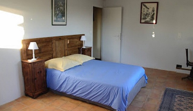 LUBERON room with independent access, on the 1st floor of a village house