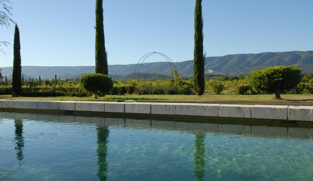 LUBERON: Splendid Magnanerie with swimming pool, 6 bedrooms and bathrooms