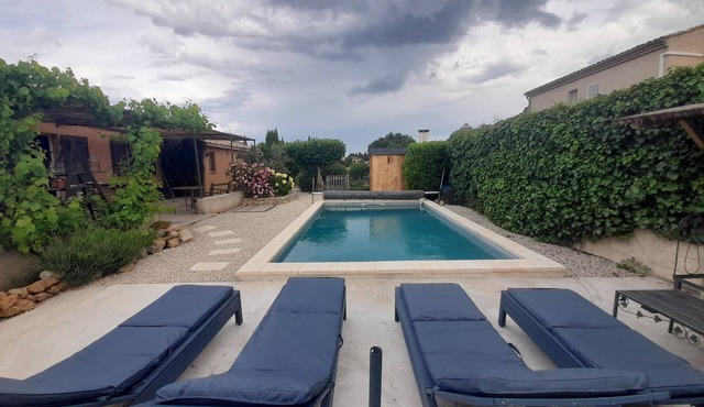 Luberon, villa in calm climate, private pool, children's play area.