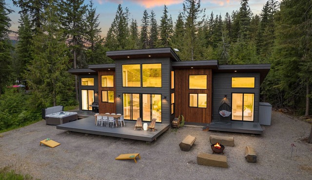 Luby Lodge - Modern Luxury Home with a Hot Tub