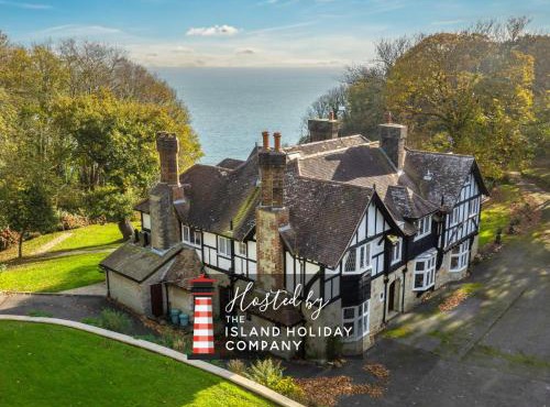 Luccombe Chine House - Rare Find - Spectacular Secluded Coastal Manor, Breathtaking Ocean Views short drive to Shanklin or Ventnor Beach - near Shanklin Old Village