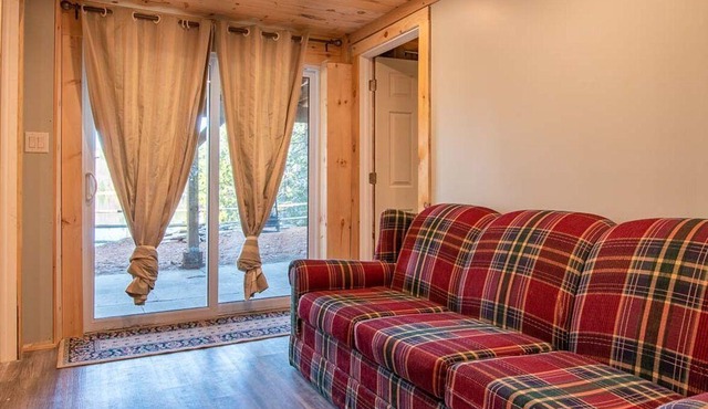 Lucerne Lookout - Four Bedroom Cottage, Sleeps 8
