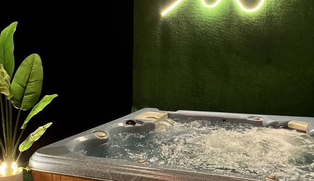 Lucid Fields 10 Acres with a Stargazing Hot Tub