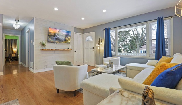 Lucky: 3BR - 2BT Spacious House w/fitness room! Pool for summer months!