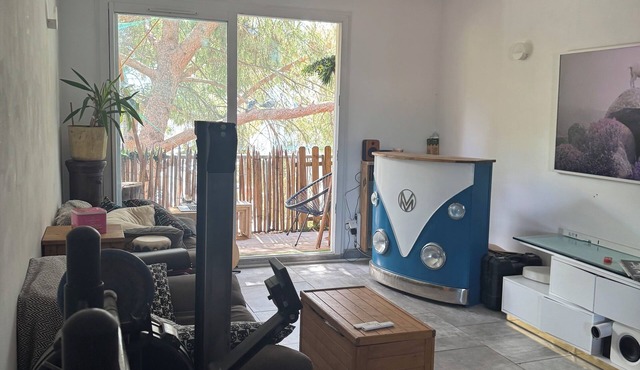 LUCKY ART HOME, MONTPELLIER CENTER TOWN 2 STREETCAR STOPS AND BEACHES 10 MIN AWAY.