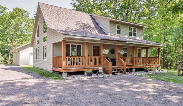 Lucky Bass Retreat | Lake Access, Game Room, Bikes, Big Yard, Firepit, AC