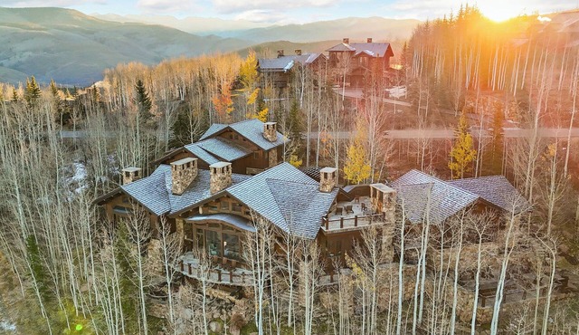 Lucky Boot Lodge - 7 bedrooms, walk to ski, stunning views, hot tub, fire pit