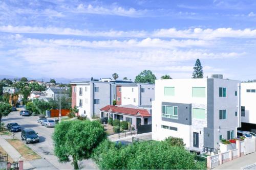 Lucky Charm 4 Bedroom Mid-City Apartment