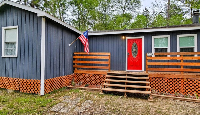 "Lucky Cottage" Quiet community, minutes from Naskila Casino and Restaurant!
