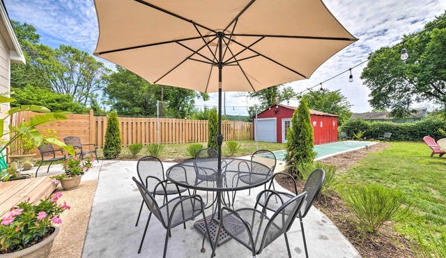 'Lucky Dawg' Pet-Friendly Abode Near St Louis!